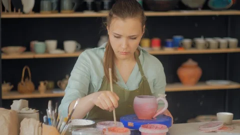 Making ceramic products from white clay. Girl in pottery studio Vídeo Stock 119546147