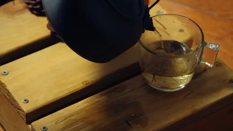 Making chamomile herbal tea from kettle Vídeo Stock 323120964