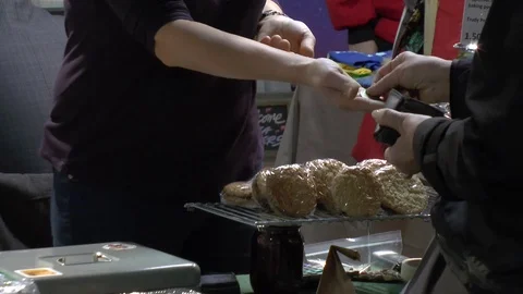 Making Change at Market 스톡 동영상 99313216