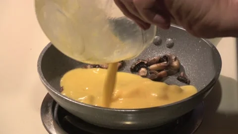 Making a cheese omelette Stock Footage 207519852