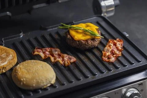 Making cheeseburger on the electric grill Foto stock