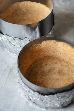 Making cheesecake in a baking form in the kitchen cookie layer in shape. 스톡 사진