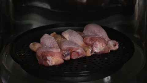Making chicken legs in the oven Vídeos de archivo 69911960