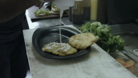 Making a chicken sandwich Video stock 90640367