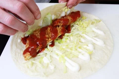 Making chicken wrap Foto stock
