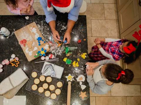 Making Christmas Biscuits With Dad Stockfoto's