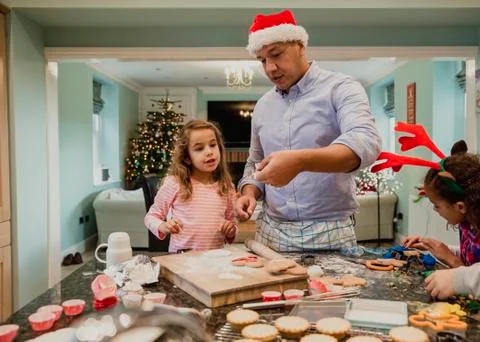 Making Chritmas Biscuits With Dad Stock-Fotos