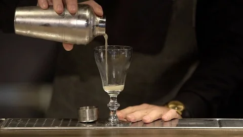 Making a cocktail bartender Stock Footage 102700264