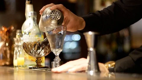 Making a cocktail bartender Stock Footage 102701315