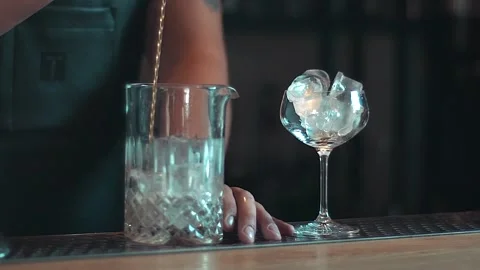 Making a cocktail. Stock Footage 136815918