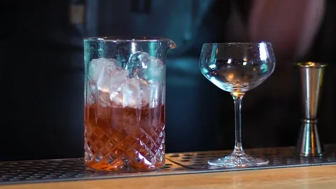 Making a cocktail. Stock Footage 136815966