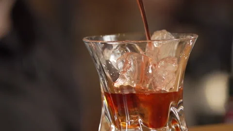 Making a cocktail with ice cubes Video stock 236994910