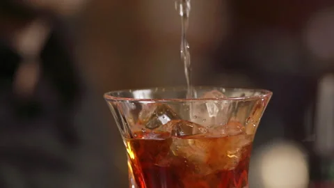 Making a cocktail with ice cubes Video stock 236994911
