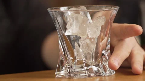 Making a cocktail with ice cubes Video stock 236994930