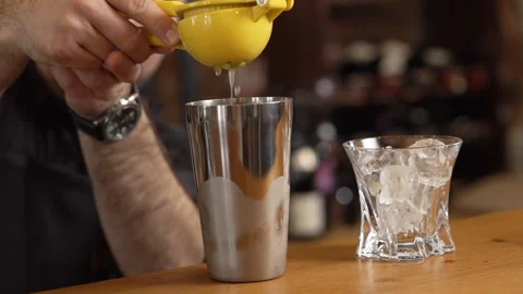 Making a cocktail with ice cubes Video stock 236994946