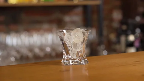 Making a cocktail with ice cubes Video stock 236994947