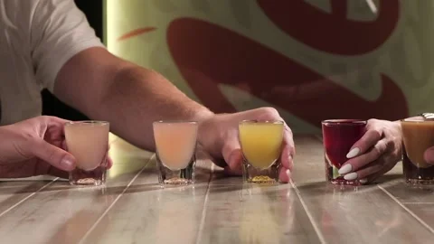 Making cocktails at the bar Stock-Footage 171077511