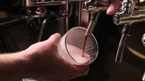 Making cocktails at the bar Stock-Footage 171089835