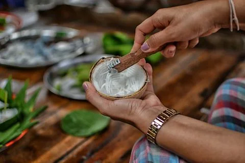 Making coconut flakes Stockfoto's