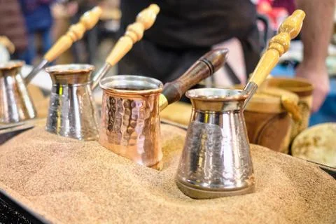 Making coffee according to the Turkish method of Turk in the sand. Foto stock