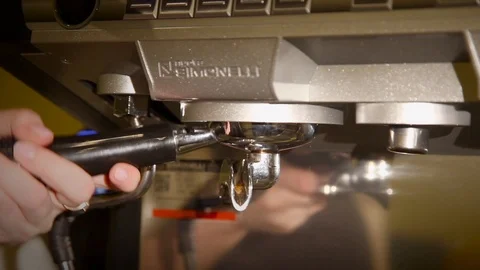 Making coffee in the cafe 動画素材 116505527