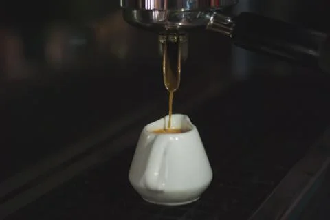 Making coffee at coffee machine Foto stock