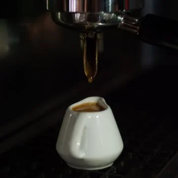 Making coffee at coffee machine Foto stock