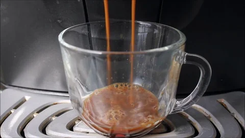 Making coffee in the coffee machine in a transparent cup. Video stock 91914655