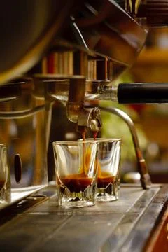 Making coffee in the espresso machine Stockfoto's