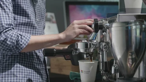 Making coffee Видео 116246919