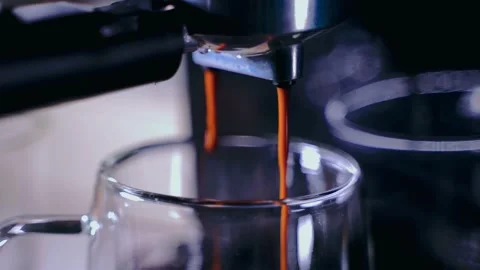 Making the coffee machine into a cup. Video stock 255090145