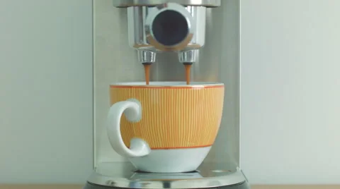 Making coffee using the coffee machine in a orange cup Video stock 54161339