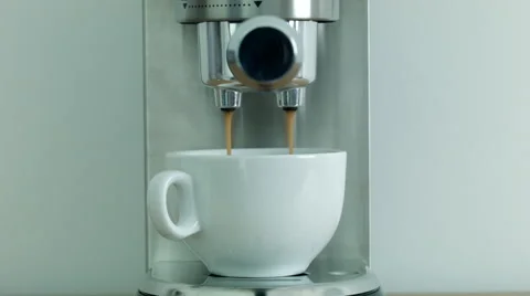 Making coffee using the coffee machine in a white cup Video stock 54162630