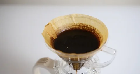 Making cold brew coffee using hand dripper Video stock 107575609