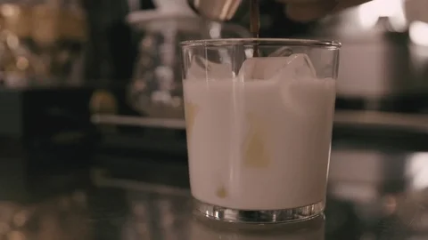 Making a cold coffe drink Stock Footage 78033352