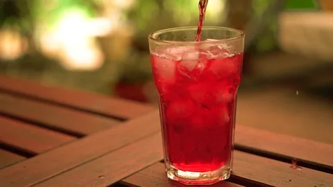 Making cold red tea Stock Footage 96576134