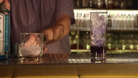 Making a colourful gin cocktail Video stock 236711235