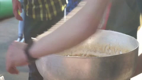 Making cotton candy. Cooking cotton candy in the park I Video stock 155441146