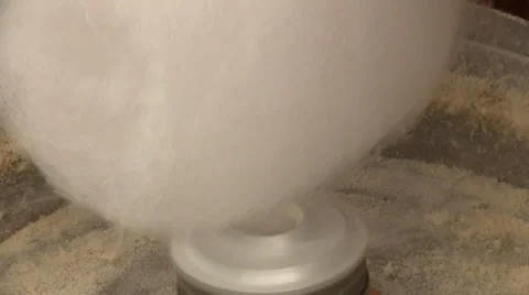 Making cotton candy Stockbeeldmateriaal 29658430