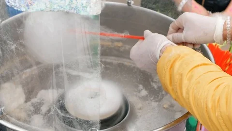 Making cotton candy Stock Footage 89407586