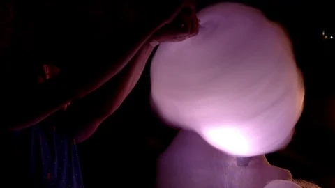 Making cotton candy Stockbeeldmateriaal 89493283