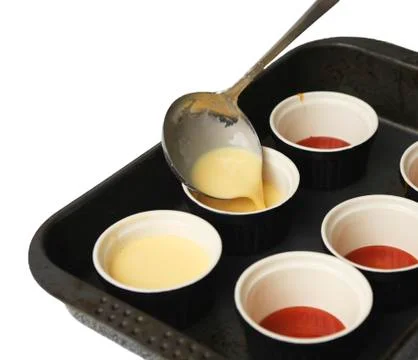 Making creme caramel. Foto stock