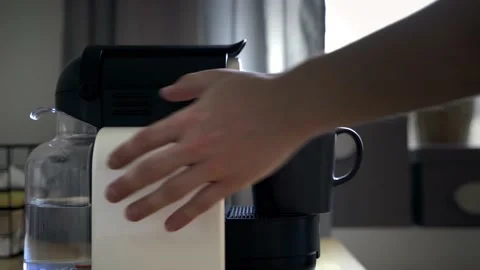 Making a cup of coffee with a coffee machine Vídeo Stock 164658523