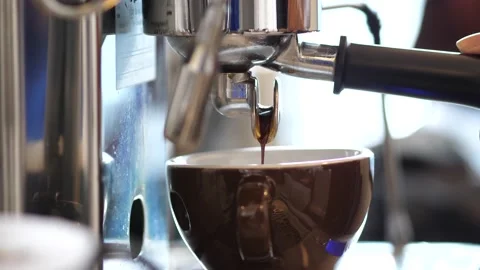 Making a cup of strong coffee in a coffee machine Video stock 167012873