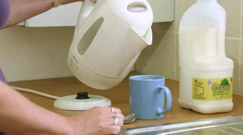 Making cup of tea Stock Footage 46712763