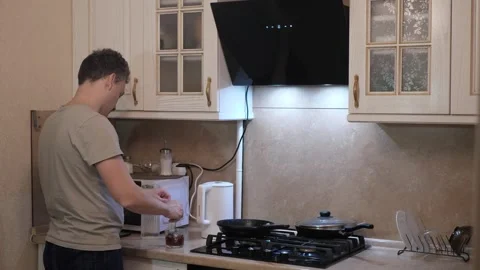 Making a cup of tea in a modern kitchen setting Video stock 319590789