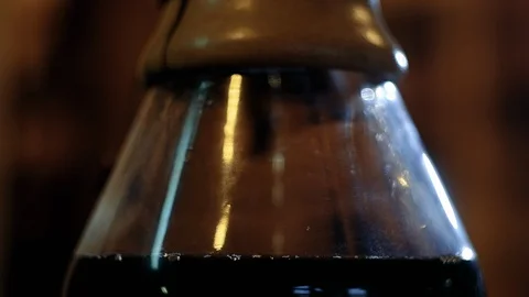 Making delicious Coffee at Chemex 库存影片 124373528