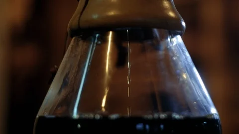 Making delicious Coffee at Chemex 库存影片 124379702