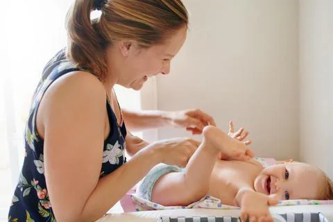 Making diaper changing a fun experience Foto stock