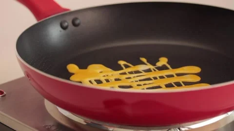 Making different figures in a cooking pan with scrambled eggs for a omelette Stock Footage 133814208